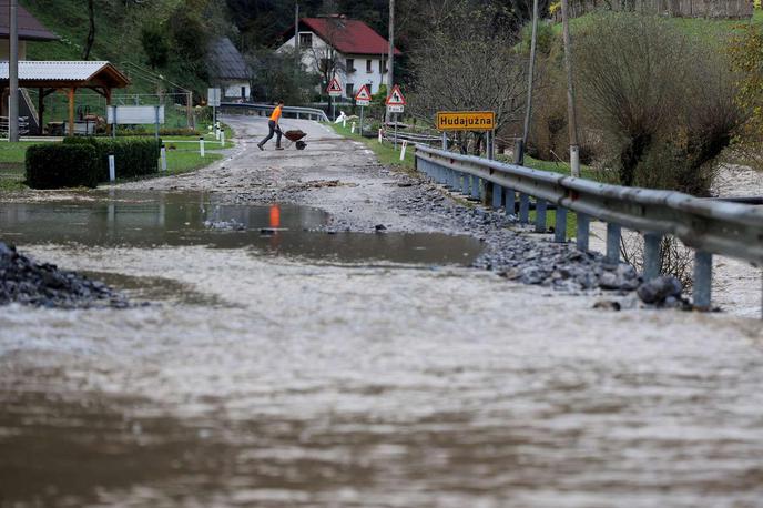 Poplave | V ponedeljek zvečer se je znova sprožil zemeljski plaz nad stanovanjsko hišo v vasi Kuk in vdrl vanjo.  | Foto STA