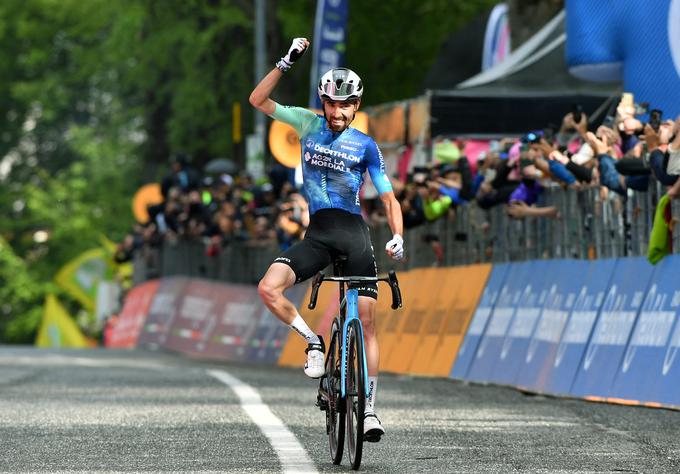 Valentin Paret-Peintre se veseli etapne zmage na Giru, ki je hkrati njegova prva zmaga v profesionalni karieri.  | Foto: Reuters