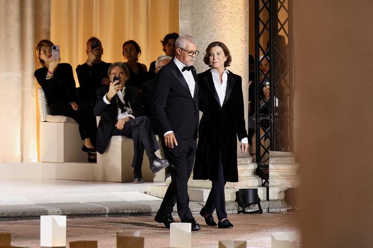Zbrane sta pozdravila Armanijev dolgoletni partner in sodelavec Leo Dell' Orco ter oblikovalčeva nečakinja Silvana Armani. | Foto: Reuters