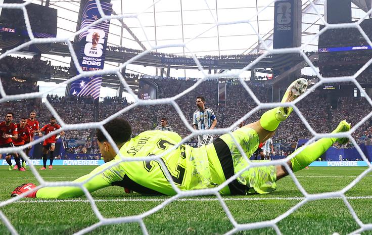 Mostafa Shobeir je preobral namero Lionela Messija in mu ubranil strel z bele točke. | Foto: Reuters