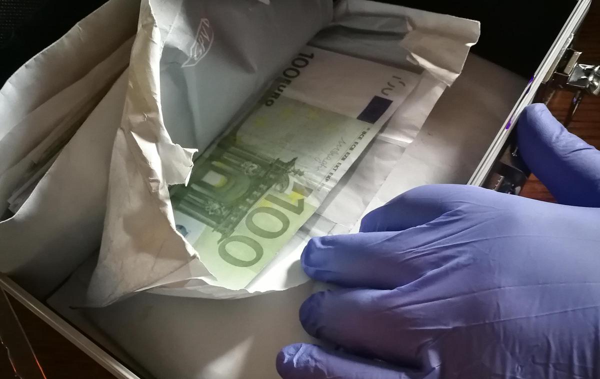 ponarejen denar, bankovci | Policija opozarja na previdnost. Podrobnosti o zaščitnih elementih evrskih bankovcev lahko najdete na spletni strani Evropske centralne banke in na spletni strani Banke Slovenije. | Foto PU Novo mesto