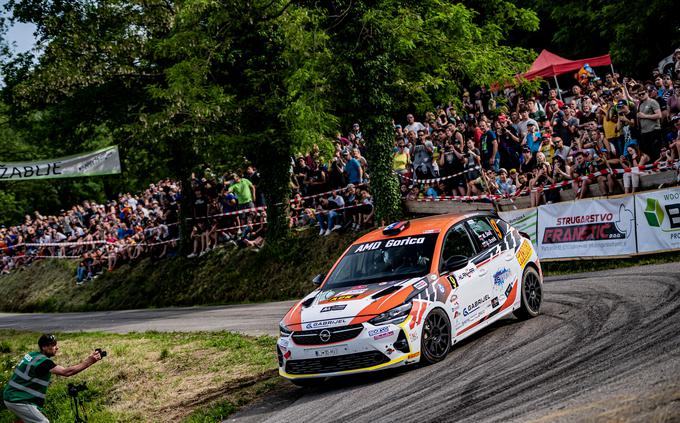 Izjemna kulisa v Velikih Žabljah. Mark Škulj (opel corsa rally4) tretji med Slovenci in prvi v Diviziji 2. | Foto: Aljaž Jež