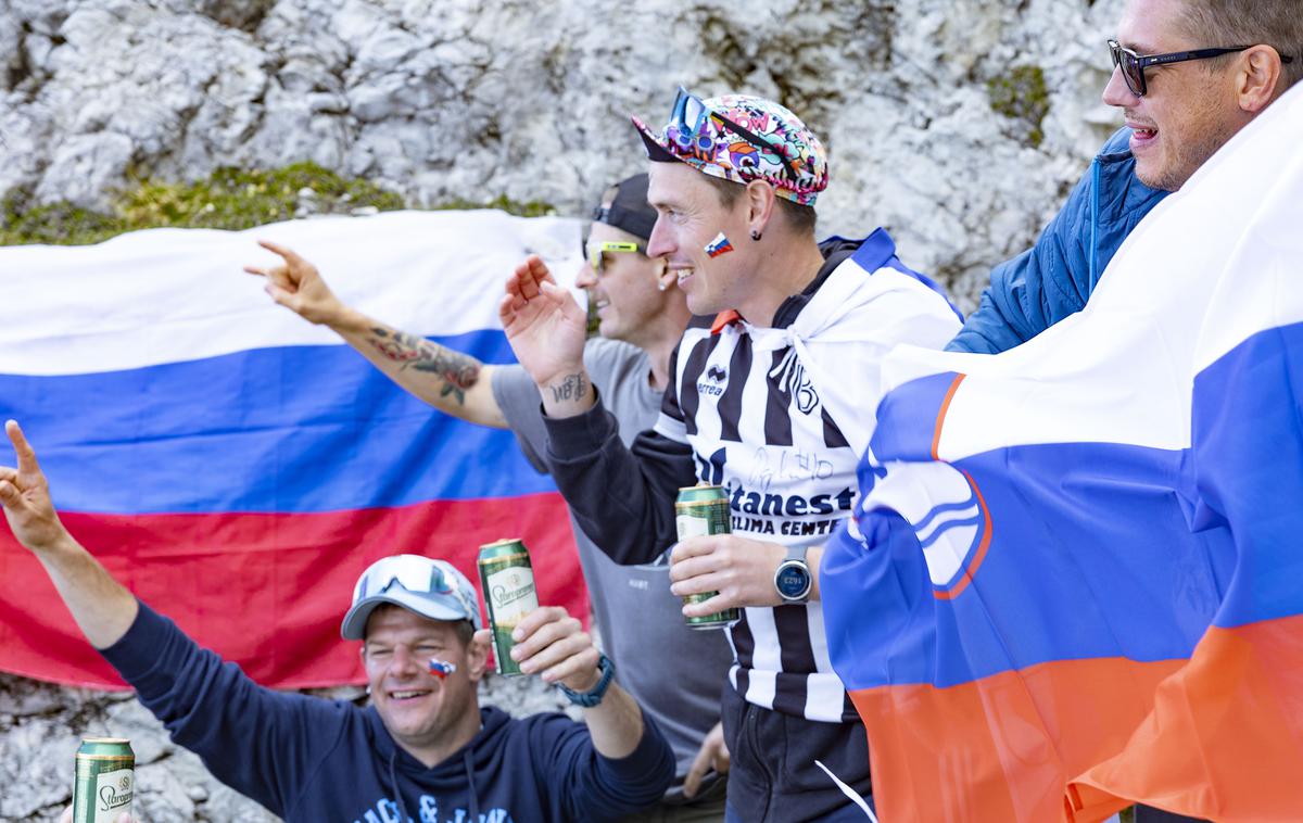 Giro 2024 | Navijači od vsepovsod so v soboto zasedli vzpon na slikovit klanec Monte Grappa. Kolesarji so se morali pred zadnjim dejanjem v Rimu čezenj pregrizti dvakrat. | Foto Ana Kovač