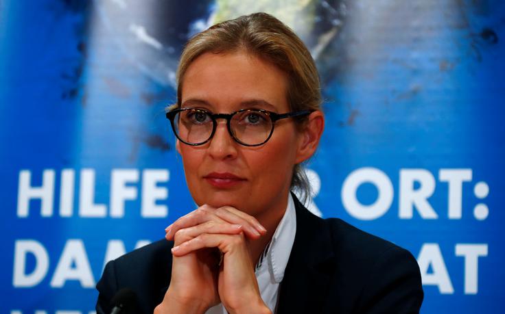 Alternativi za Nemčijo (AfD) na čelu z Alice Weidel je letos uspelo na svojo stran pridobiti milijon volivcev, ki so leta 2013 glasovali za CDU. Skoraj milijon volivcev je AfD prevzela tudi levici - pol milijona nekdanjih volivcev SPD in 430 tisoč volivcev Levice. Zelenim in FDP je AfD "ukradla" samo nekaj deset tisoč volivcev. | Foto: Reuters
