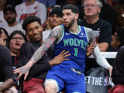 Bizarno dogajanje v ligi NBA, navijači se čudijo in smejijo sodnikom