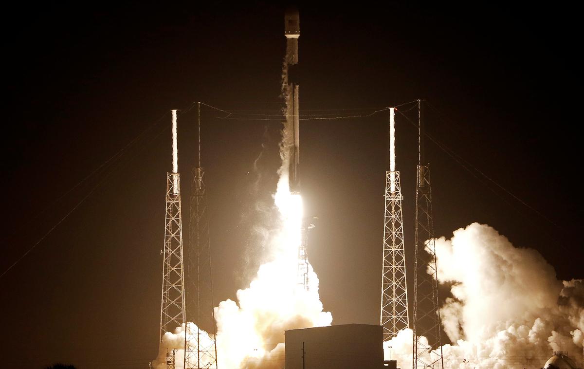 SpaceX Izrael sonda | Sonda je velika približno toliko kot pralni stroj, med drugim pa vsebuje časovno kapsulo z več sto datotekami, Sveto pismo v hebrejščini v velikosti kovanca, izraelske državne simbole in gradivo, ki ga je več let zbirala javnost. | Foto Reuters