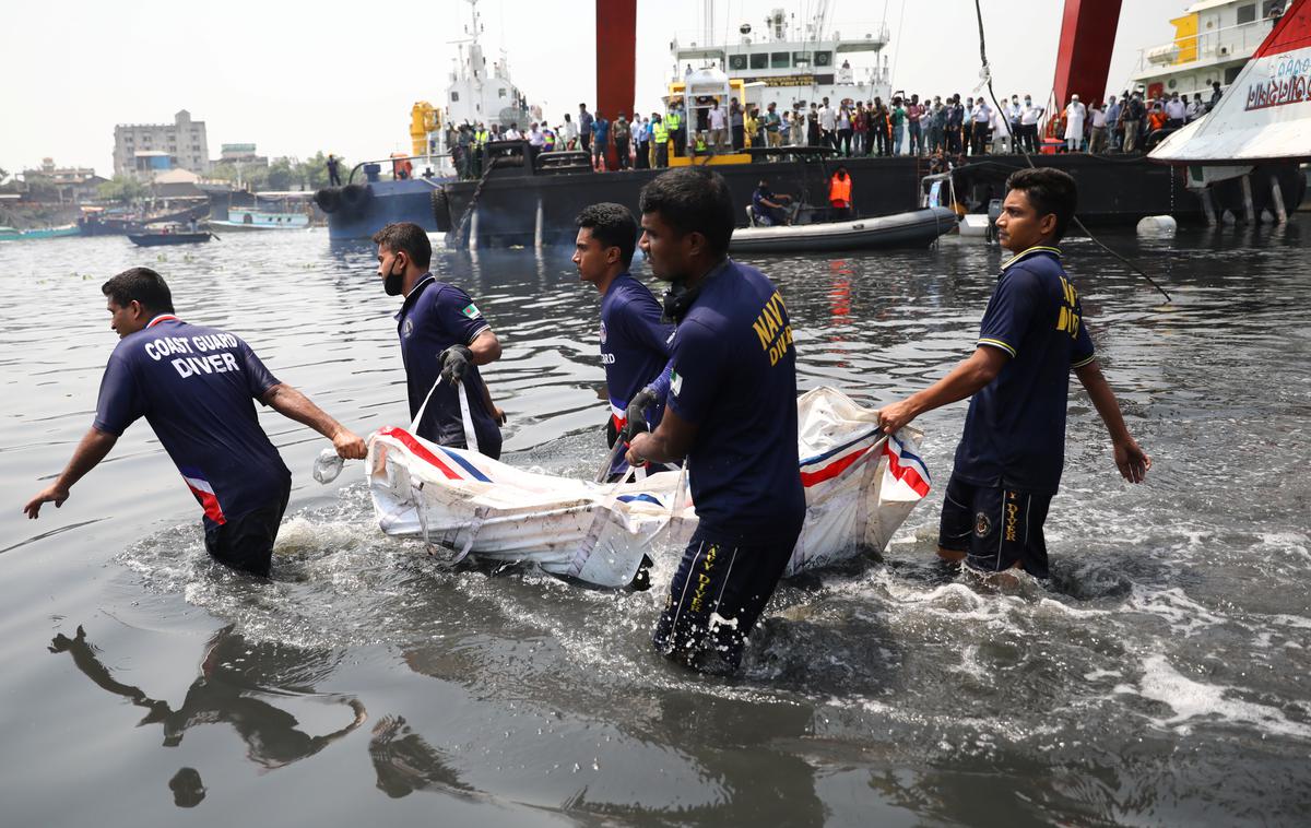 Bangladeš | Na reki Padma sta se zaletela prenapolnjen čoln z najmanj 30 potniki in ladja, ki je prevažala pesek.  | Foto Reuters
