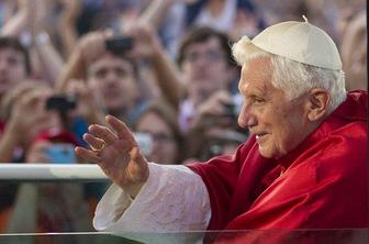 "Papež je zaradi spletk hudo trpel"