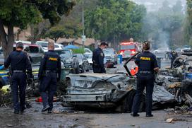 letalo, strmoglavljenje, San Diego, ZDA, reševalci, gasilci, policija, hiše, ljudje, avtomobili