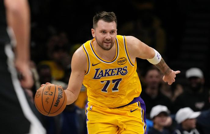 Dončićev večer: priznanje lige NBA, zmaga in vrnitev velikega prijatelja