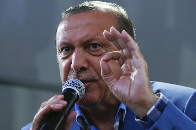Erdogan | Erdogan je Turkom svetoval, naj ne zganjajo panike, saj če "imajo oni dolar, imamo mi Alaha". Ob tem jim je še svetoval, naj iz solidarnosti poiščejo skrito zlatnino in tuje valute ter jih pretvorijo v turške lire. | Foto Reuters