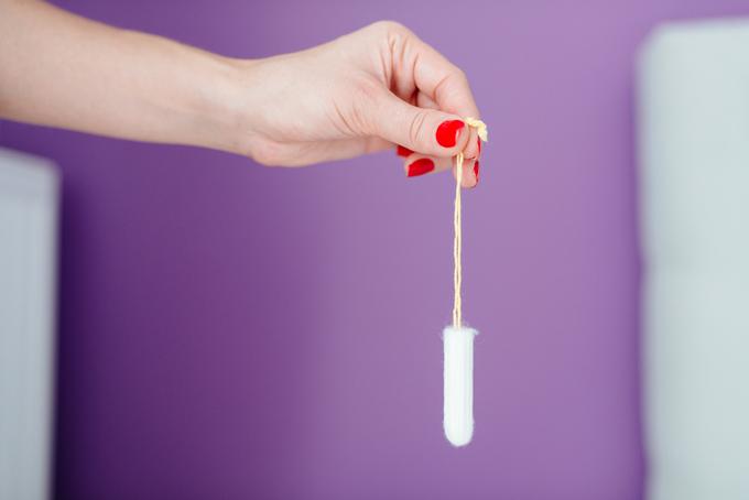 Menstrualne skodelice predstavljajo manjše stroške uporabe v primerjavi z izdelki za enkratno uporabo, kot so tamponi. | Foto: Thinkstock
