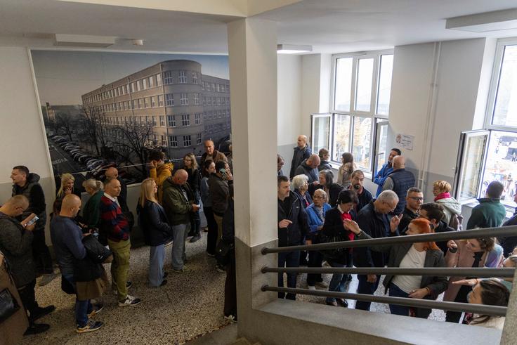 Na voliščih v Srbiji je bila danes izjemna gneča. | Foto: Reuters