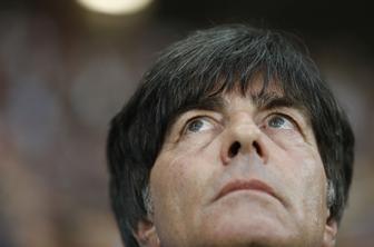 Nemški selektor se je pobožal po moškosti in si povohal prste