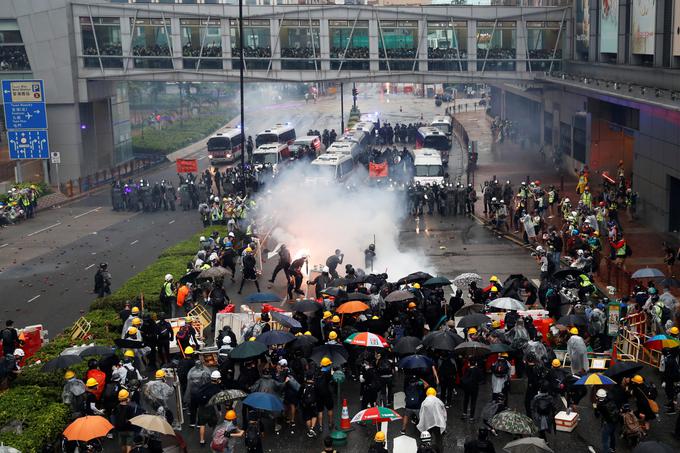Protestniki so se pretekli konec tedna spopadli tudi s policisti, ki so v nedeljo pripravili vodni top, za ubranitev pred nasilnimi protestniki pa so izstrelili tudi opozorilni strel. | Foto: Reuters