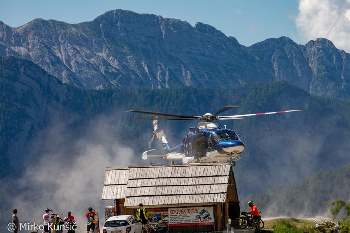 Reševalni helikopter na Vršiču | Policijski helikopter je težko poškodovano hrvaško plezalko prepeljal v bolnišnico. | Foto Mirko Kunšič