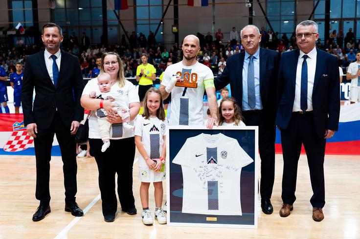 Tako se je vodstvo Nogometne zveze Slovenije (NZS) na čelu s predsednikom Radenkom Mijatovićem in generalnim sekretarjem Martinom Koželjem poklonilo kapetanu Igorju Osredkarju za 200. nastop v državnem dresu. Skupaj z družino je presenetilo junaka slovenskega futsala. | Foto: Filip Barbalić