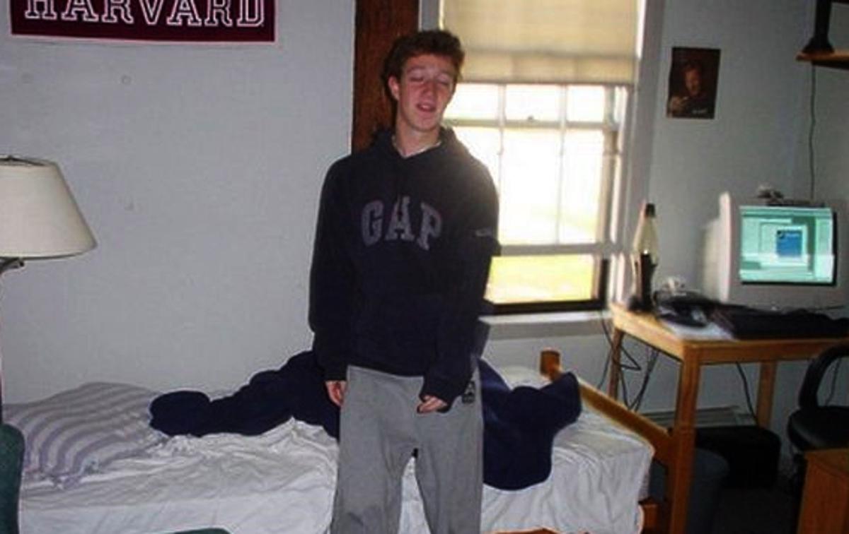 Mark Zuckerberg | Slavna fotografija 19-letnega Marka Zuckerberga v njegovi študentski sobi na univerzi Harvard leta 2003. Velik del Facebooka oziroma na začetku TheFacebooka je nastal prav na računalniku s fotografije. | Foto Facebook / Mark Zuckerberg