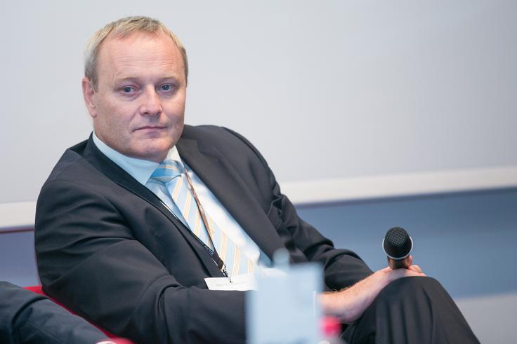 "Zgolj računalništvo v šolah še ni dovolj, morali bomo resnično usposobiti inženirje digitalne transformacije. Svet bo že v kratkem pogrešal 40 milijonov ustrezno usposobljenih kadrov," je prepričan Matej Potokar, generalni direktor Microsoftove skupine za storitve v regiji Srednje in Vzhodne Evrope. | Foto: Klemen Korenjak