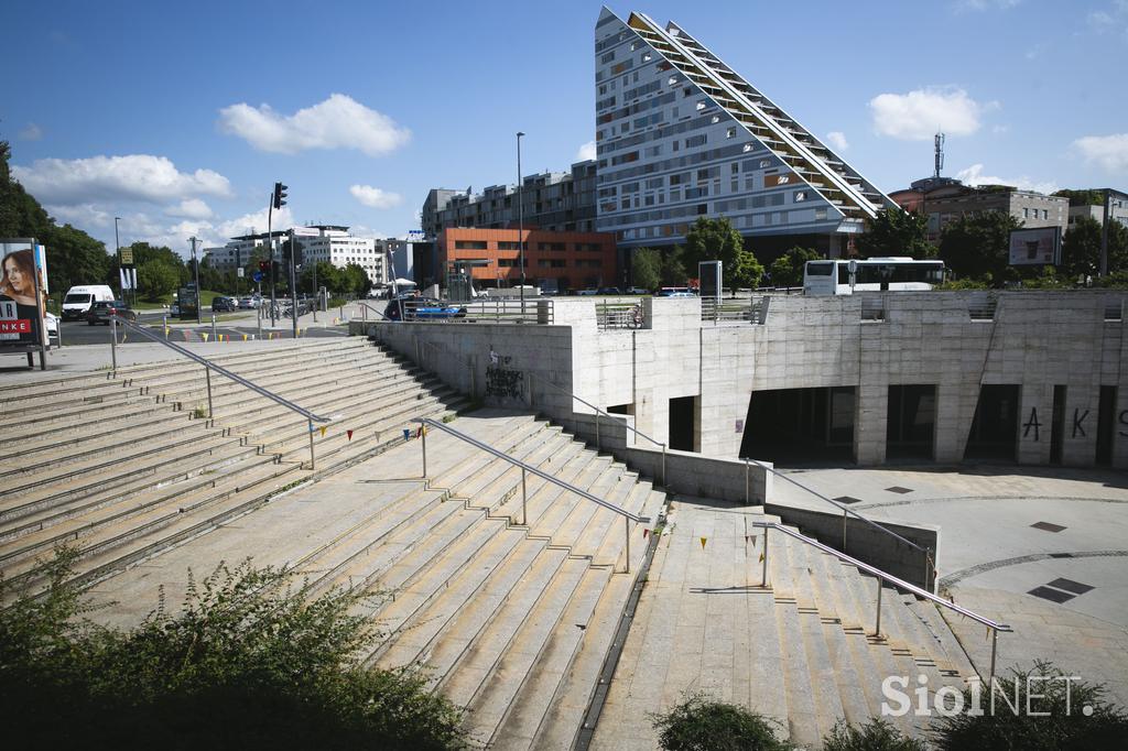 Propadajoče stopnice na železniški postaji