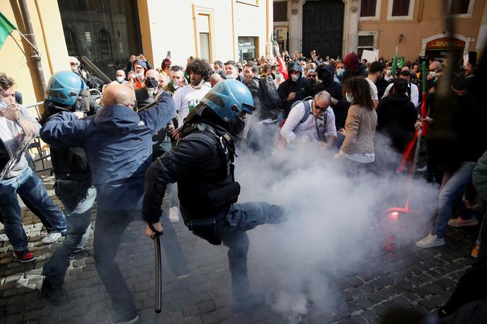 Rim izgredi | Na protestu proti ukrepom za zajezitev novega koronavirusa nedaleč od italijanskega parlamenta v Rimu so se danes protestniki spopadli s policisti.  | Foto Guliverimage