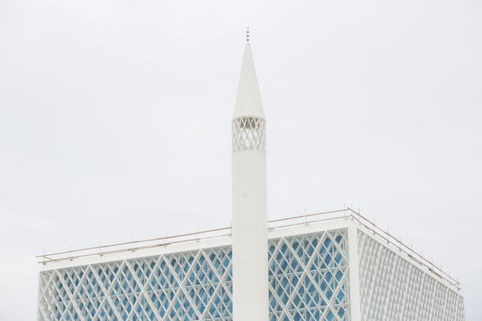 Ob ljubljanski džamiji že stoji 40 metrov visok minaret. | Foto: Matej Leskovšek