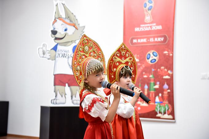 Sledil je krajši kulturni program. Svet stoji na mladih, v prostorih Ruske hiše navijačev pa so odmevale melodije ruskih otroških pesmi. | Foto: STA ,
