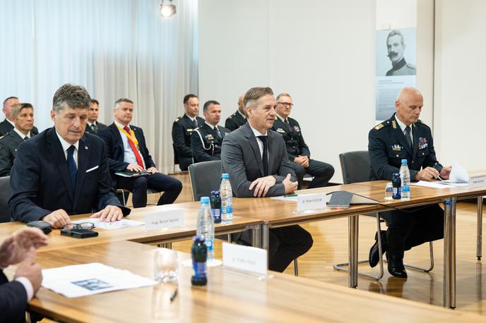Robert Golob, vojska | Premier Robert Golob je v nagovoru poudaril pomen miru in izpostavil, da je krepitev vojske sestavni del zagotavljanja varnosti in miru. | Foto STA