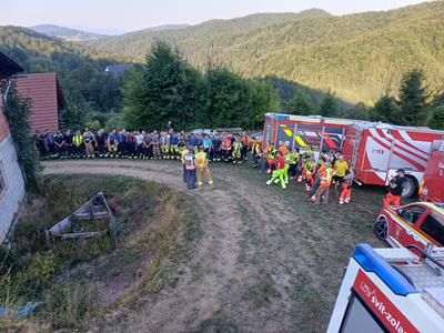 Obsežna iskalna akcija: otroka s posebnimi potrebami iskalo 119 ljudi, dron in helikopter