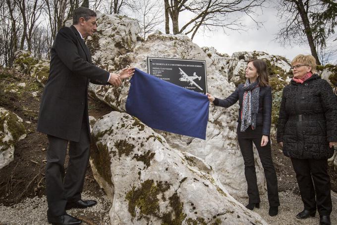 Strmoglavljenemu bombniku posvečeno plaketo je pomagal razkriti predsednik republike Slovenije Borut Pahor. | Foto: Bojan Puhek