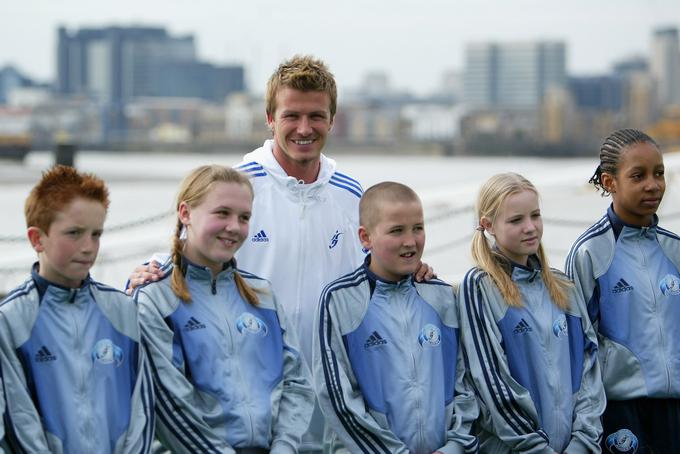David Beckham je leta 2005 poziral s Harryjem Kanom (na Beckhamovi desni) in njegovo življenjsko sopotnico Kate Goodland (na levi). Posnetek je nastal na odprtju Beckhamove nogometne akademije.  | Foto: Getty Images