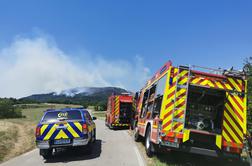 Požar močno ovira promet, bodite pozorni na konvoje gasilskih vozil  #video
