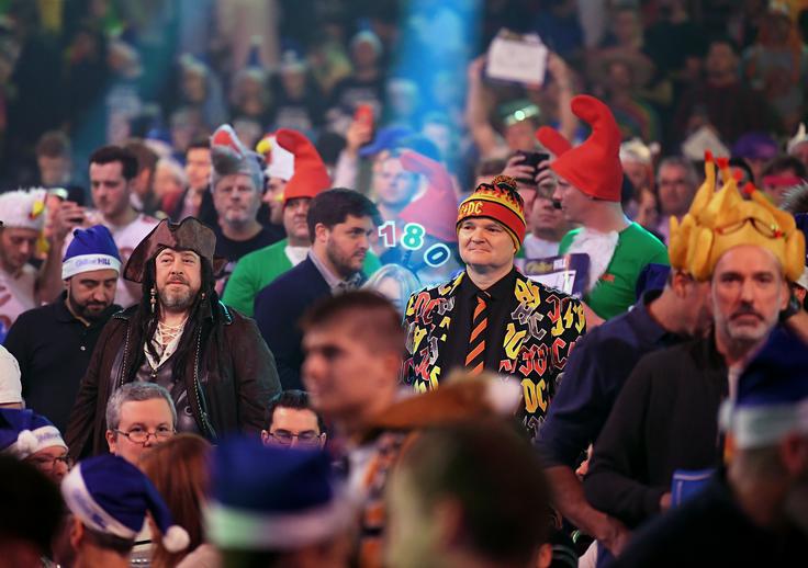 Pogled na pisano občinstvo na svetovnem prvenstvu v klasičnem pikadu. "Počutil sem se kot na nogometni tekmi," je občutke na odru s pikadom opisal Pratnemer. | Foto: Getty Images