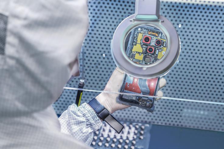 Šendžen je magnet za vse (na Kitajskem), ki želijo delati na dobro plačanih delovnih mestih v visokotehnoloških podjetjih. Na fotografiji: delovno mesto v proizvodnji pametnih telefonov Honor. | Foto: HONOR