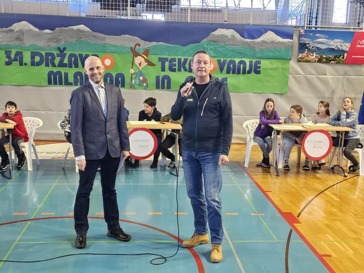 Kako pomembno je znanje in raziskovanje, je planinski mladeži na srce položil skriti gost Dušan Škodič. | Foto: Manca Ogrin/PZS