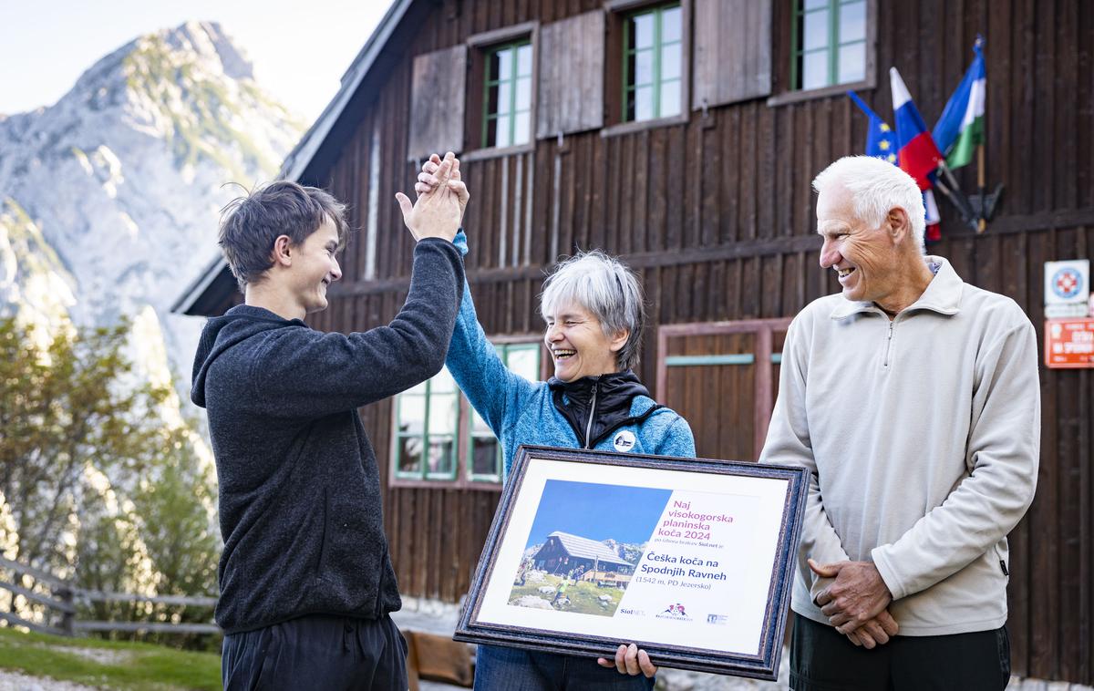 Češka koča na Spodnjih Ravneh - Naj visokogorska planinska koča 2024 | Karmen Klaura in njen pomočnik Jakob Rihter, ko jima je Jože Rovan podelil plaketo. | Foto Bojan Puhek