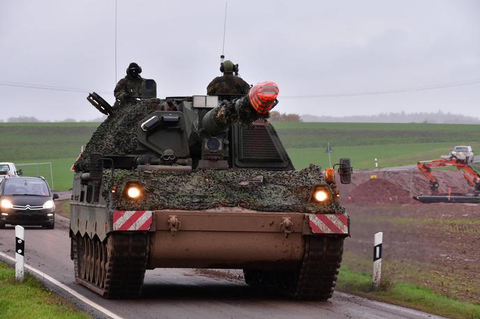 Samohodna havbica Pz2000 | Nemško podjetje Rheinmetall, ki med drugim izdeluje samohodne havbice PzH-2000 (na fotografiji), je skupaj z Madžari v kraju Varpoloti severovzhodno od Blatnega jezera zgradila veliko tovarno streliva, ki se bo v prihodnjih letih še razširila. | Foto Guliverimage