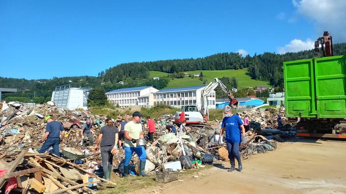 Poplave so za seboj pustile veliko opustošenje. Med prvimi pri odpravljanju posledic in pri nudenju pomoči prizadetih pa so bili tudi prostovoljci Slovenske karitas. | Foto: Arhiv Karitas