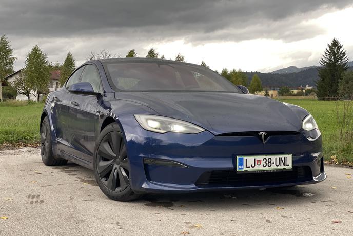 Tesla model S - poslovna “raketa” za avtoceste s skoraj 600 kilometri dosega