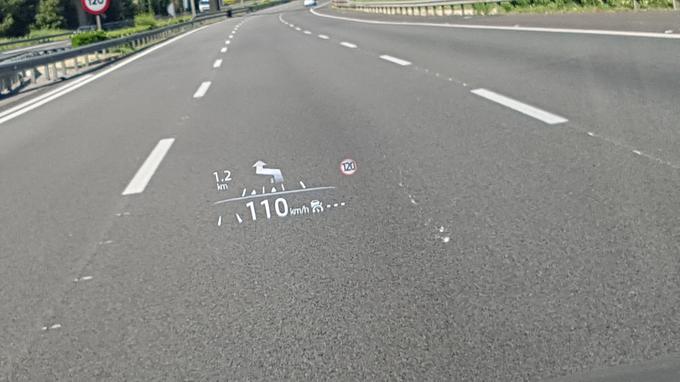 Projekcija podatkov o vožnji in trenutni omejitvi hitrosti na vetrobransko steklo.  | Foto: Gregor Pavšič