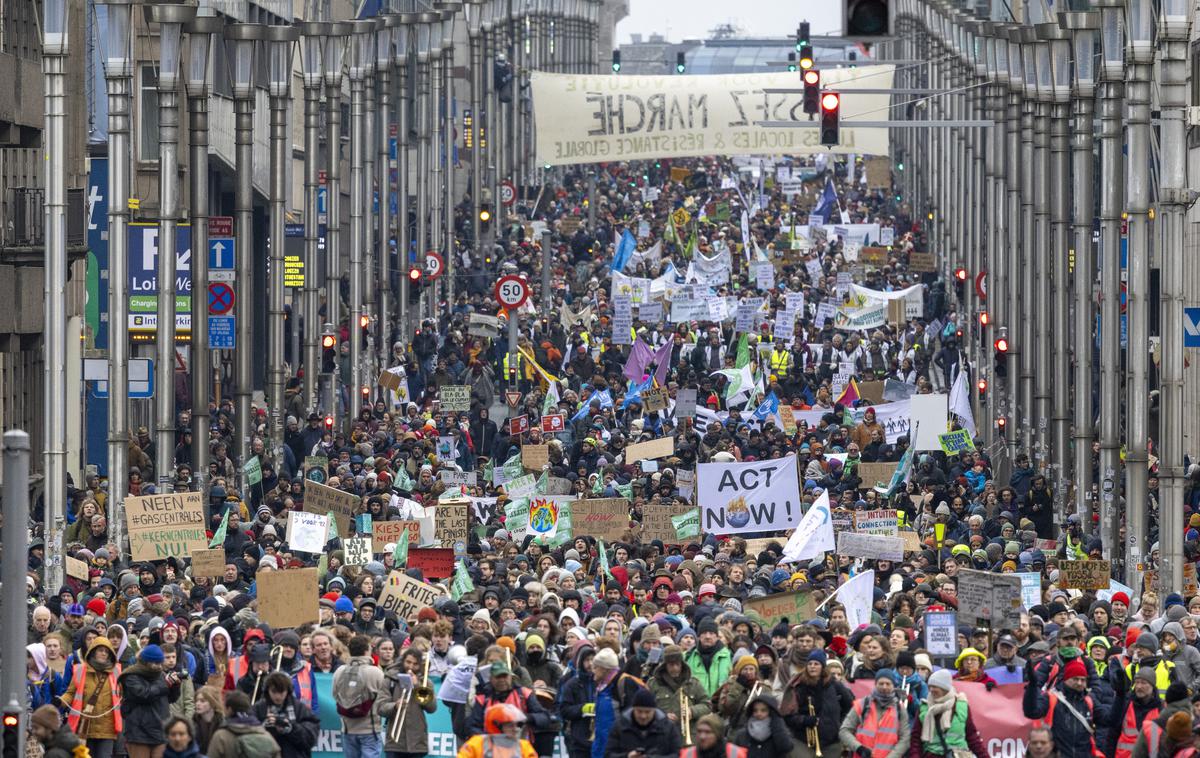Bruselj, shod za podnebje | Po navedbah organizatorjev se je shoda udeležilo 25 tisoč ljudi, policija pa je ocenila, da se je zbralo približno 20 tisoč protestnikov. | Foto Reuters