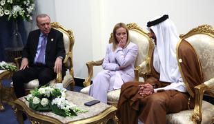 Erdogan predlagal Meloni, naj neha kaditi. Macron: To je nemogoče. #video