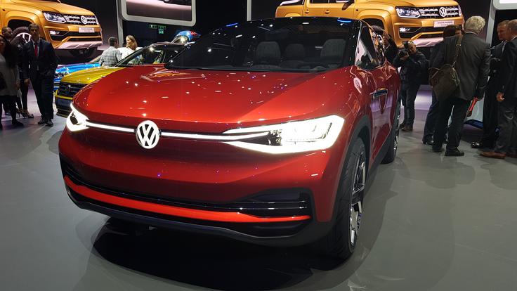 Volkswagnova študija električnega crossoverja za leto 2020. Dva elektromotorja za končno hitrost okrog 180 kilometrov, hitro polnjenje in realni doseg okrog 400, 500 kilometrov. | Foto: Gregor Pavšič