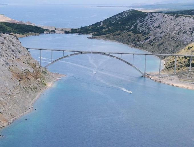 Odprli so ga pred slabimi 38 leti in od takrat je preporodil življenje in turistično ponudbo otoka Krk. Most nanj je še danes pravi gradbeni dosežek, ki se ponaša z dvema dolgima betonskima lokoma.  | Foto: Turistična organizacija otoka Krk