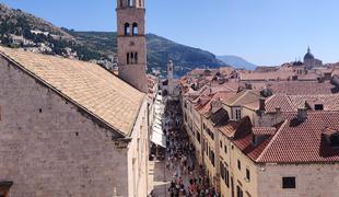 Trume obiskovalcev v vrsti čakale pred priljubljeno dubrovniško turistično točko