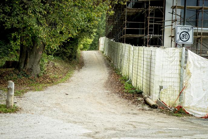 Krajinski park Tivoli, Podrožniška pot | Po tej gozdni poti večkrat vozijo turisti in taksisti, pravijo bližnji stanovalci. | Foto Ana Kovač