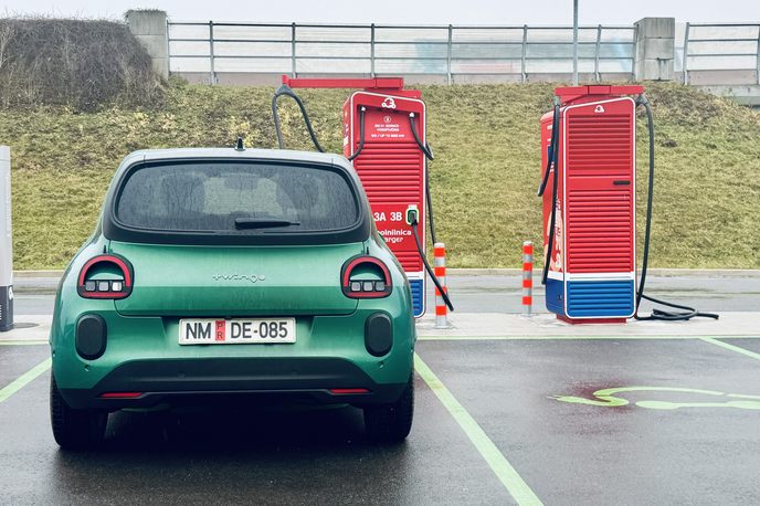 Renault twingo | Eden prvih renault twingov iz Revoza že na testnem polnjenju v Ivančni Gorici. | Foto Gregor Pavšič