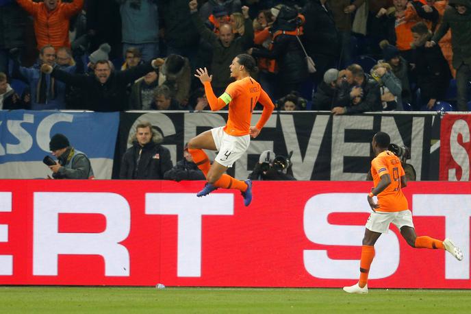 Nemčija Nizozemska | Trenutek, ko je Virgil van Dijk izenačil na 2:2 ter popeljal Nizozemsko na prvo mesto in zaključni turnir lige narodov. | Foto Reuters