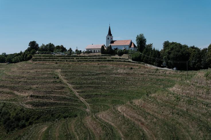 Cerkev sv. Ane v Velikem Vrhu je osrednja snemalna lokacija. | Foto: Mitja Mlakar