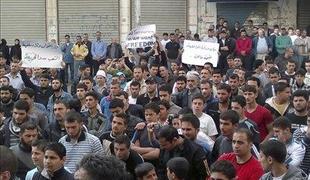 V Siriji kljub odpravi izrednih razmer protesti in nasilje